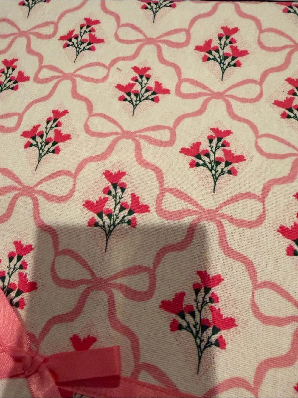 NWT 8 Piece Pink Bow Table Linen Set